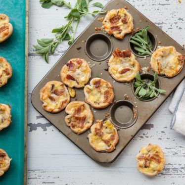 Mini Quiches with Bacon, Leek, Mushroom and Alpine-Style Cheese Open House Party Food, House Party Food, How To Cook Leeks, Mushroom And Cheese, Leek Mushroom, Open House Party, Goat Cheese Quiche, Cheese Quiche Recipe, Spring Lunch