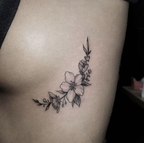 Flower Tattoo Under Breast, Flower Side Tattoos Women, Flower Underboob Tattoo, December Flower Tattoo, Side Tattoos Women, Tropical Tattoo, Flower Tattoo Ideas, Underboob Tattoo, Beautiful Flower Tattoos