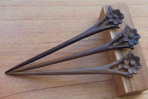 This is beautiful hair sticks handmade in Bali. The design is simple but smart look. It is made from sono wood, you can use it in daily activity. It is natural brown color, wood has natural pattern, each piece will be different. ITEM DETAIL : Size approx : 185 mm Hair Sticks Leg : 1 Prong Material : Sono Wood Quantity : 1 piece PLEASE NOTE : Due to it is a handmade product and using organic materials, it may slightly different from the picture in term of colorization, size and shape. To avoid RE Simple Wood Carving Designs, Hair Pin Wood, Carved Hair Sticks, Wood Hair Pin, Leather Hair Accessories, Whittling Projects, Snake Hair, Simple Wood Carving, Daily Activity