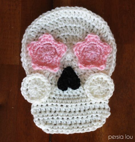 *This post originally appeared on Live Craft Love. This post also may contain affiliate links. If you click through and make a purchase, I may make a small commission. It doesn’t cost you any extra, and it helps to support Persia Lou – win win! I’ve got a fun little crochet pattern for you all … Crochet Skull Patterns, Granny Square Häkelanleitung, Crochet Character Hats, Crochet Applique Patterns Free, Mexican Skull, Crochet Skull, Crochet Hair Accessories, Crochet Goodies, Granny Square Crochet Pattern