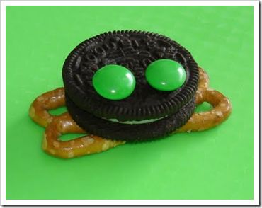 image Oreo Frogs, Animal Eating, Kid Snacks, Frog Theme, Frog Crafts, Preschool Snacks, Edible Crafts, Kids Treat, Ministry Ideas