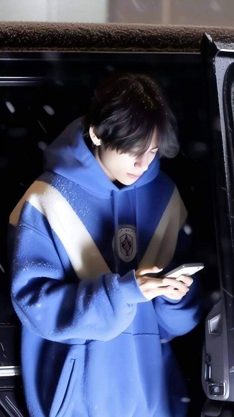 Jungkook Pics Wallpaper, Jungkook With Phone, Kim Taehyung Pic, Aesthetic V Pictures, Bff Poses, Taehyung Selca, Bts V Photos, Best Winter Outfits, Taehyung Fanart