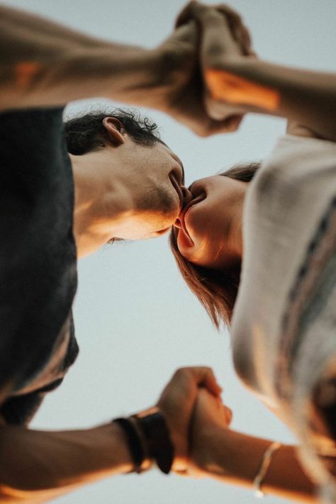 Summer Couple Photoshoot, Kansas City Wedding Photography, Engagement Pictures Poses, Summer Couples, Pose Fotografi, Romantic Summer, Inspiring Photography, Couple Picture Poses, Foto Tips