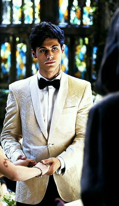 Alec Lightwood s1e12 Shadowhunters Malec Shadowhunters, Looking Handsome, Harry Shum Jr, Simon Lewis, Shadowhunters Tv Show, Dominic Sherwood, Shadowhunters Malec, Shadowhunters The Mortal Instruments, Matthew Daddario