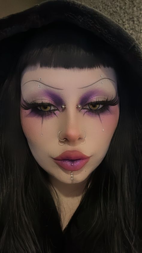 Inner Corner Makeup, Metalcore Makeup, Alt Eyeshadow Looks, Mallgoth Makeup, Glam Witch Makeup Halloween, Alt Eyeshadow, Halloween Purple Makeup, Purple Hair Makeup, Pixie Makeup Looks