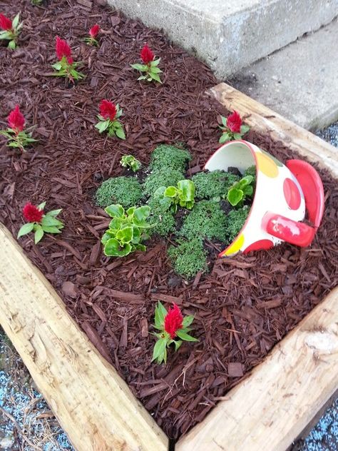 This would look great with an alice in wonderland themed garden! Disney Backyard, Alice In Wonderland Garden, Wonderland Garden, Disney Garden, Themed Garden, Ground Covering, Tea Party Garden, Garden Deco, Tea Garden