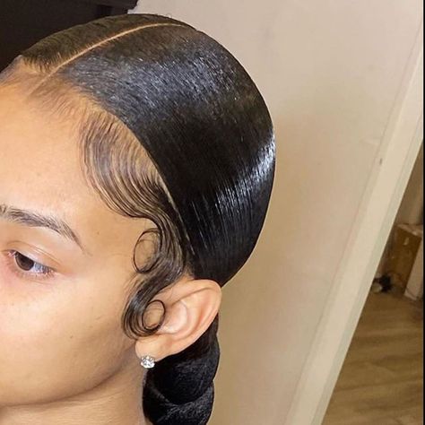 SOWIGS on Instagram: “Sleek Edges 🔥😍good job👍🏾👍🏾 #edges #edgestutorial #melting #colormelting #colormelt #naturalscalp #wiglovers #naturalhairline #hairline…” Middle Part Low Bun With Edges, Middle Part Bun With Edges, Slicked Back Hairstyles, Edge City, Sleek Hair, Edges Hair, Greasy Hair Hairstyles, Slicked Back Hair, Baby Hairs