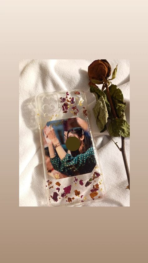 Rose petals are preserved forever in mobile case ❤️ Tag your loved ones to gift you something like that🧿 #phonecase #resinart #resinideas #resinmaterial #resincraft #Samsung #phone #cover #interest #craftidea #articles #artideas #pinterest @pinterest @resinobsession @CraftResin @gevorgmikayelya Resin Mobile Cover Ideas, Resin Phone Cover, Printable Islamic Art, Rosé Back, Rose Phone Case, Rosé Phone, Resin Rose, Mobile Case, Mobile Covers