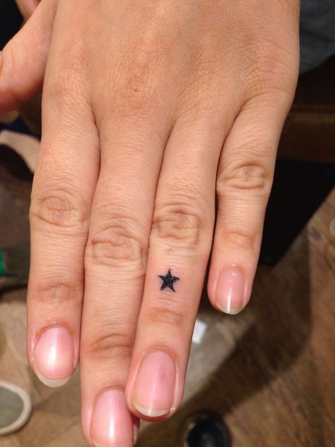 Tato Minimal, Tato Jari, Handpoke Tattoo, Muster Tattoos, Star Tattoo, Парные Тату, Poke Tattoo, Astral Projection, Diy Tattoo