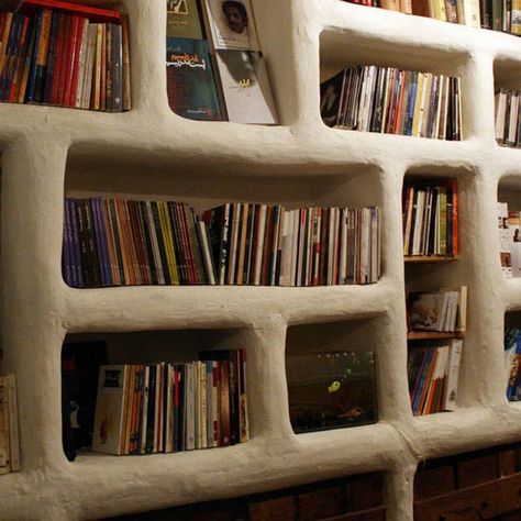 book shelves for organic home design and interior decorating Cob Building, Casa Hobbit, Earth Bag Homes, Straw Bale House, Earthship Home, Mud House, Natural Homes, Adobe House, Home Staging Tips