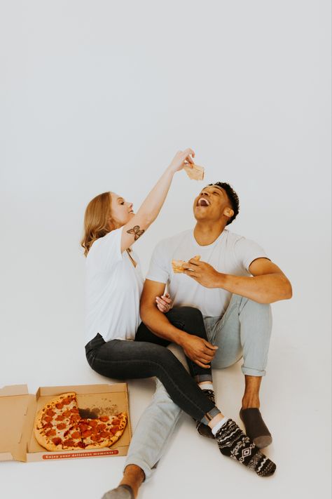 Couple Eating Pizza Aesthetic, Pizza Maternity Pictures, Couple Pizza Photoshoot, Pizza Couple Photoshoot, Photoshoot With Pizza, Pizza Engagement Pictures, Trunk Photoshoot, Couple Eating Pizza, Cozy Couple Photoshoot