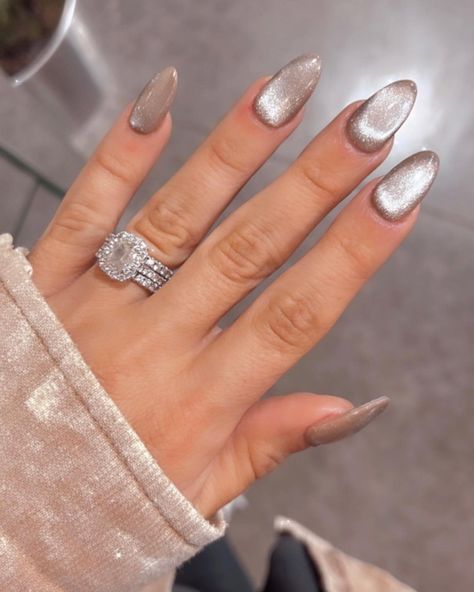 Chrome And Cat Eye Nails, Chrome Cat Eye Nails, Glazed Donut Manicure, Halo Nails, Sparkle Nail Polish, New Nail Trends, Velvet Nails, Glazed Donut, Eye Nails