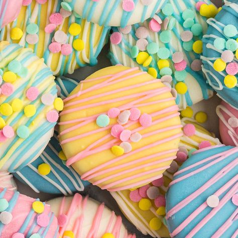 Easter Oreo Cookie Pops, Easter Dipped Oreos, Spring Chocolate Covered Oreos, Chocolate Covered Oreos Gender Reveal, Easter Oreo Cookies, Chocolate Dipped Oreos Easter, Easter Dirt Cake Recipe, Mother’s Day Chocolate Dipped Oreos, Bunny Bait Recipe