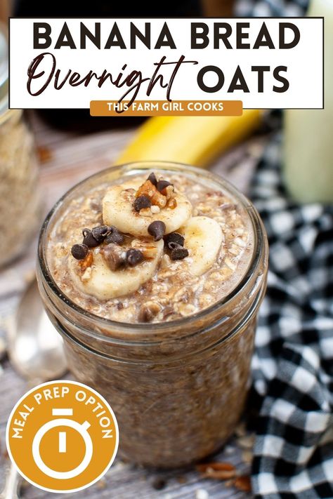 This Banana Bread Overnight Oats recipe is a healthy breakfast. Ripe bananas, oats and maple syrup give all the cozy feels of banana bread! #overnightoats #bananas #breakfast Banana Bread Overnight Oats, Peanut Butter Banana Oats, Banana Breakfast Recipes, Field Meals, Hawaiian Banana Bread, Ripe Banana Recipe, Strawberry Overnight Oats, Cold Lunch, Banana Bread Muffins