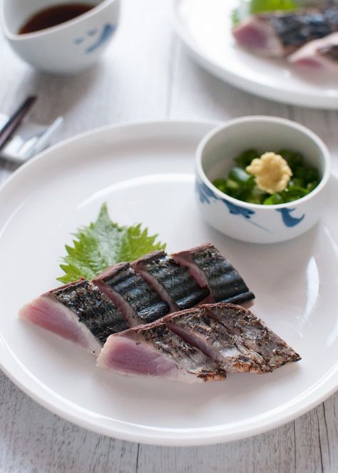 Bonito Tataki (Seared Bonito) is the representative sashimi dish of Kōchi prefecture. When the bonito skin is seared and charred, it gives an appetising aroma to the sashimi. Slice the fillets thicker than usual sashimi slices and eat them with ponzu dressing. Bonito Fish Recipe, Bonito Recipe, Japanese Home Cooking, Sushi Recipes Homemade, Types Of Sushi, Japanese Home, Foreign Food, Homemade Sushi, Fish Recipe