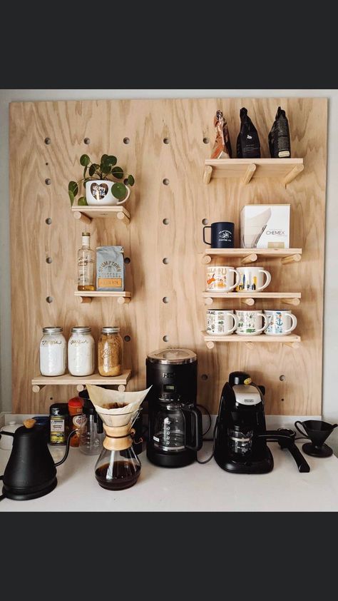 Coffee Stand Ideas, Home Coffee Bar Ideas, Coffee Bar Shelf, Cafe At Home, Peg Shelf, Cabin Coffee, Coffee Shelf, Coffee Station Kitchen, Coin Café