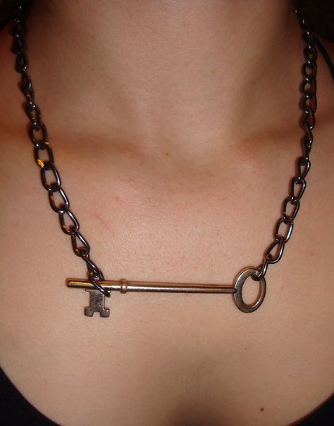 "Under Lock and Key" necklace. An old key strung on a thick chain as the "clasp." Key Necklaces, Steampunk Necklace Diy, Old Keys Crafts Diy, Lock And Key Jewelry, Key Jewelry Diy, Key Necklace Diy, Key Jewelry Necklaces, Skeleton Key Crafts, Skeleton Key Necklace Diy