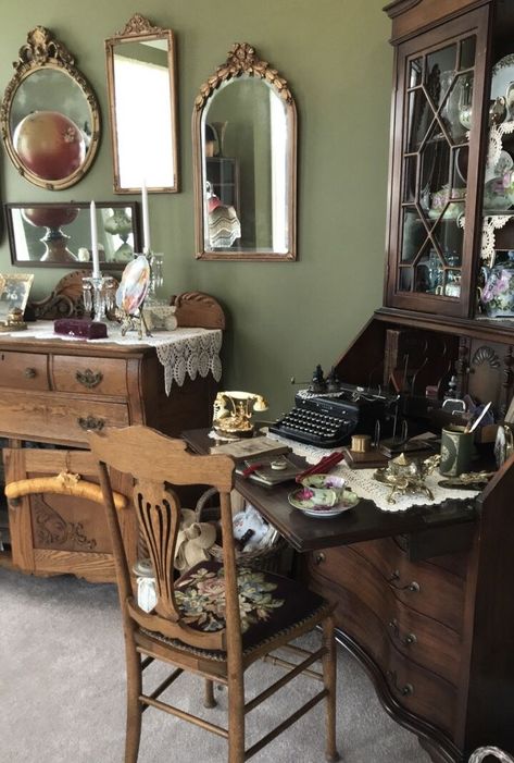 Regencycore Decor, Antique Bedroom Decor, Heart Mirrors, Room Decor Essentials, Antique Room Decor, Victorian Bedroom Furniture, Cozy Room Ideas, Room Ideas For Men, Room Ideas For Men Bedroom