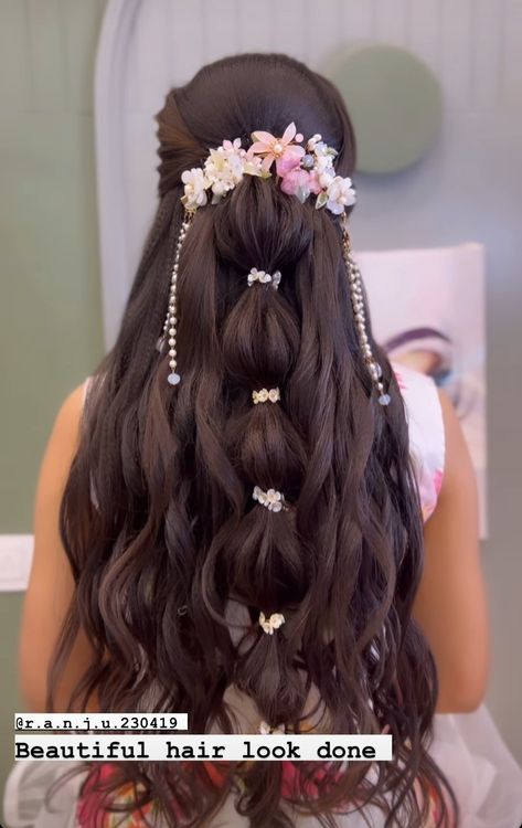 Hair Styles For Baby Shower Hairstyles, Hair Styles For Traditional Indian Wear, Fancy Saree Hairstyles, Baby Shower Hairstyles Long, Advance Hairstyles, Shower Hairstyles, Baby Shower Hairstyles, Simple Hairstyle For Saree, Engagement Hairstyle