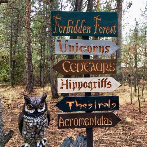 The Best Harry Potter Halloween Decor #refinery29 http://www.refinery29.com/2017/10/175829/harry-potter-halloween-decor#slide-4 Harry Potter Forbidden Forest, Harry Potter Signs, Harry Potter Halloween Decorations, Grimmauld Place, Harry Potter Halloween Party, Harry Potter Wedding Theme, Forbidden Forest, Harry Potter Bedroom, Festa Harry Potter