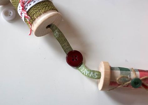 Spool Garland, Homespun Christmas, Easy Deck, Getting Rid Of Mice, Diy Christmas Garland, Festival Diy, Wooden Spools, Diy Garland, Factory Direct Craft