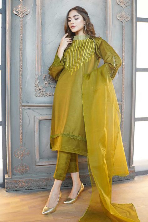 Gharara Designs, Mehendi Outfit, Gold Pants, Trendy Shirt Designs, Shirt Korean, Stylish Short Dresses, Pakistani Dresses Casual, Beautiful Pakistani Dresses, Sleeves Designs For Dresses