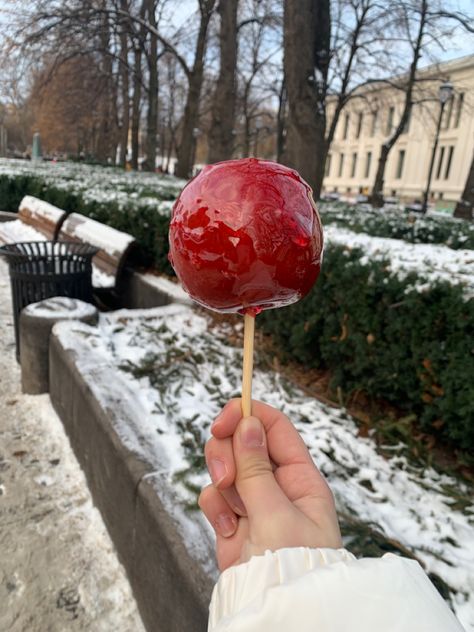 Apple Christmas, Caramelised Apples, Fall Candy, Winter Fruit, Toffee Apple, Winter Candy Apple, Winter Is Here, Winter Aesthetic, Candy Apples