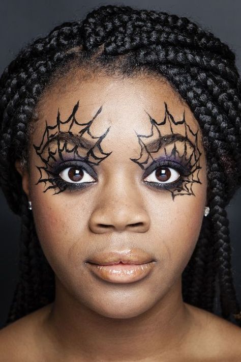 If dressing up for Halloween isn't your thing, simply paint spiderwebs on your eye for a spooky look that doesn't require a costume. #halloween #holiday #inspiration #diy #costume #ideas Lion Face Paint Easy, Bat Face Paint, Make Nose Smaller, Scary Face Paint, Lion Face Paint, Easy Halloween Face Painting, Maquillage Halloween Simple, Halloween Face Paint, Kitty Face Paint