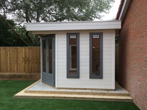 Corner garden office in white and grey with a flat roof for a contemporary look. Garden Shed Office, Small Garden Office, Shed With Porch, Office Shed, Small City Garden, Corner Summer House, Shed Office, Garden Home Office, Garden Cabins