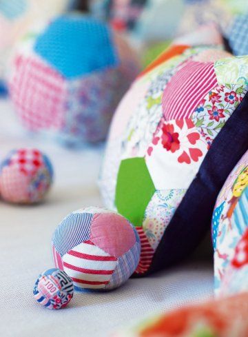 Des balles en patchwork multicolore // Multicoloured fabric balls, patchwork Patchwork Pillows, Fabric Balls, Quilted Gifts, Patchwork Pillow, Fabric Inspiration, Kids Fabric, Creation Couture, Couture Sewing, Diy Couture