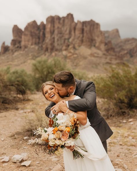 Fall wedding inspo for couples planning their Arizona desert wedding 🫶🏻 Planner: @cedarandsagewed Photog: @taylorraephotofilm #arizonawedding #azflorist #arizonaflorist #arizonaweddingphotographer #arizonaweddingplanner #azweddingphotographer #azweddingplanner #scottsdaleflorist #scottsdaleweddingplanner Arizona wedding florist creating artful upscale floral designs. Scottsdale floral designer for events and wedding. Desert Wedding Pictures, Desert Wedding Photography, Golf Resort Wedding, Arizona Desert Wedding, Desert Wedding Photos, Arizona Desert, Model Call, Pics Inspo, Desert Wedding