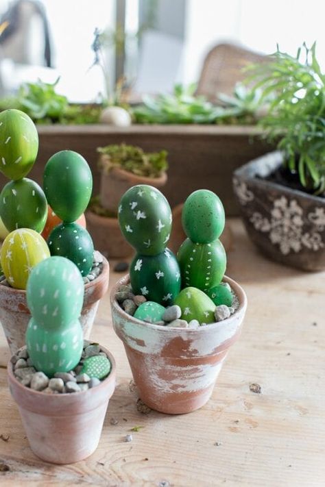 20 Crafts with Plastic Easter Eggs - The Crafty Blog Stalker Easter Eggs In Movies, Disney Easter Eggs, Easter Egg Garland, Creative Easter Eggs, Easter Egg Wreath, Cactus Diy, Plastic Easter Eggs, Spring Easter Crafts, Easter Egg Crafts