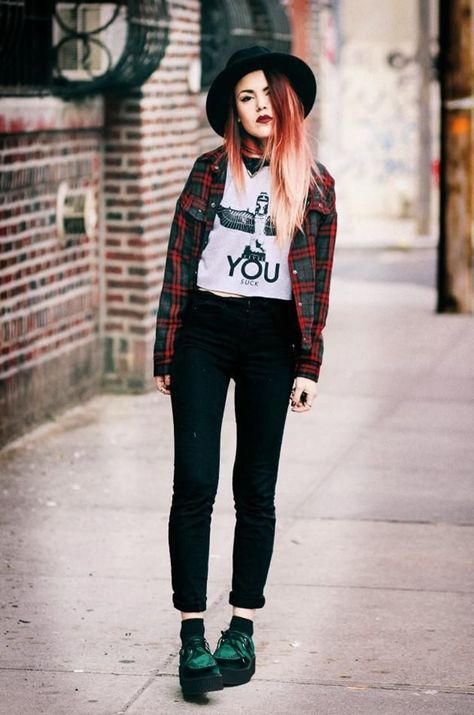 Cool Looking Grunge style Outfits for Girls (11) Tuk Shoes Outfit, Punk Flannel, Green Platforms, Look Rock Chic, Creepers Outfit, Messy Clothes, Tuk Shoes, Luanna Perez, Estilo Hipster