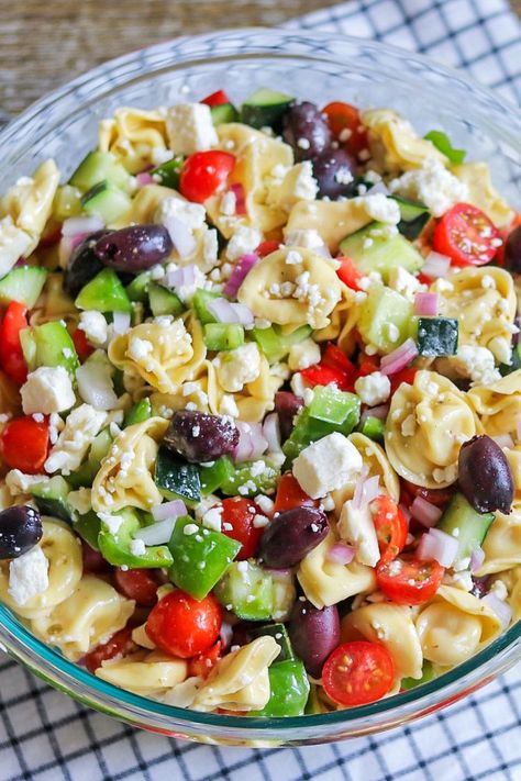 Mediterranean Tortellini Recipes, Chicken Tortellini Salad Cold, Pasta Greek Salad, Pasta Salad Greek, Greek Tortellini Pasta Salad, Pasta Salad Ideas, Greek Tortellini, Greek Tortellini Salad, Tortellini Pasta Salad