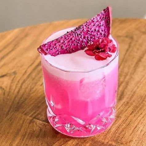 Madeincocktails 🥃 on Instagram: “𝗣𝗜𝗡𝗞 𝗣𝗜𝗧𝗔𝗬𝗔 💕💕⁠ .⁠ Ingredients:⁠ 🔸dragon fruit⁠ 🔹tequila⁠ 🔸agave⁠ 🔹goji⁠ 🔸lime⁠ .⁠ Credit @loftbyronbay⁠ .⁠ #cocktails #cocktail…” Lime Cocktails, Mexican Restaurant Decor, Pink Pitaya, Tequila Agave, Bartender Drinks, Cocktail Photography, Pink Gin, Cocktail Garnish, Fancy Drinks