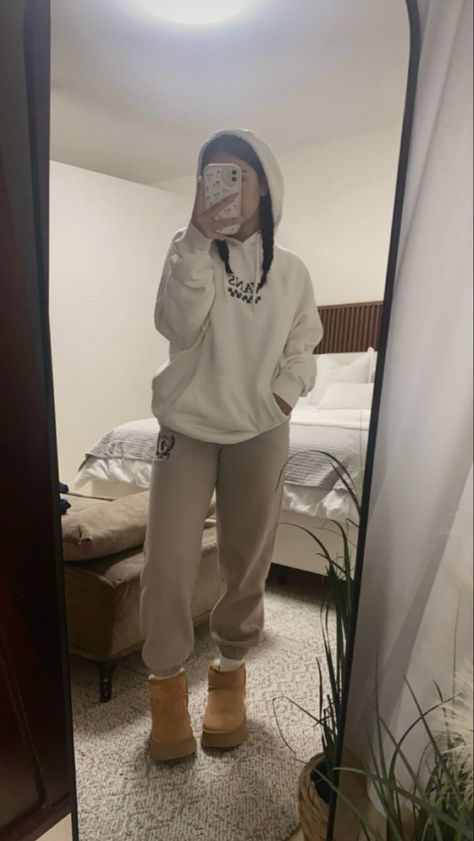 Hoodie And Sweatpants Outfit Aesthetic, Ugg Sweatpants Outfit, Outfits With Beige Sweatpants, How To Style Beige Sweatpants, Light Brown Sweatpants Outfit, Uggs With Sweatpants, Sweatpants And Uggs Outfit, Oversized Hoodie And Sweatpants Outfit, Sweatpants With Uggs