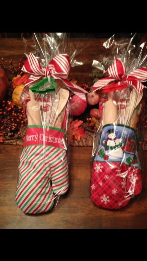 Neighbor Christmas Gifts, Cadeau Diy, Crafty Gifts, Neighbor Gifts, Homemade Christmas Gifts, Simple Gifts, Oven Mitts, Homemade Christmas, Diy Christmas Gifts