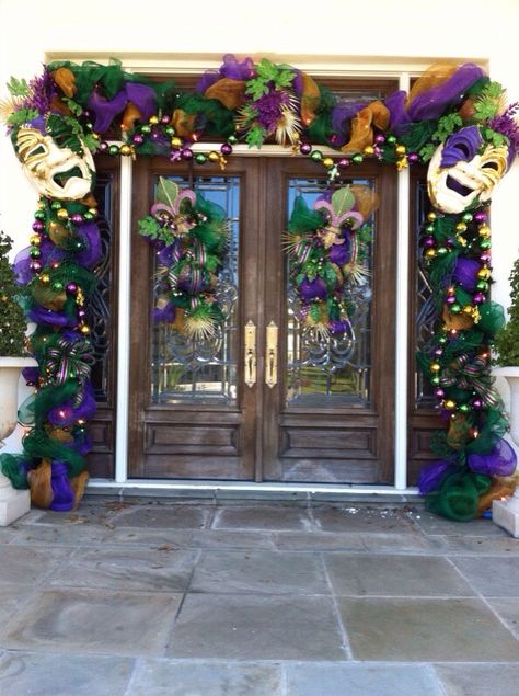 Mardi Gras Front Door Mardi Gras Front Porch Decorations, Mardi Gras Porch Decor, Mardi Gras Diy Decorations, Mardi Gras Outdoor Decorations, Mardi Gras Diy, Mardi Grad, Mardi Gras Party Decorations, Front Door Door, Mardi Gras Float