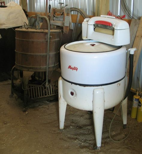 Old Ringer washing machine, we had one when I was a kid, back then it was a step up from washing on the board. I wish I had one that still worked now. I am looking for one. Antique Washing Machine, Vintage Washing Machine, Wringer Washer, Old Washing Machine, Vintage Appliances, Vintage Laundry, Vintage Memory, Sweet Memories, The Good Old Days