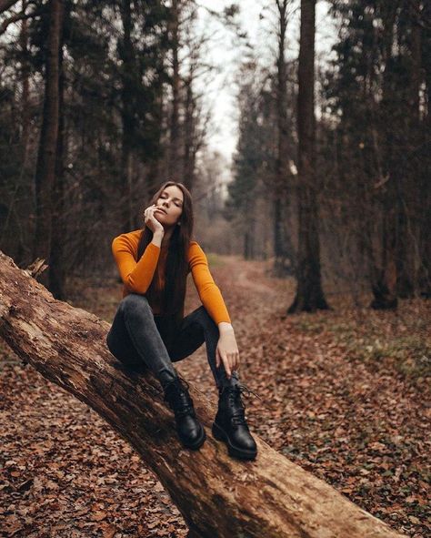 Autumn Photography Portrait, Portret Feminin, Outdoor Portrait Photography, Hiking Outfits, Fall Portraits, Nature Photoshoot, Pose Fotografi, Self Portrait Photography, Photoshoot Idea