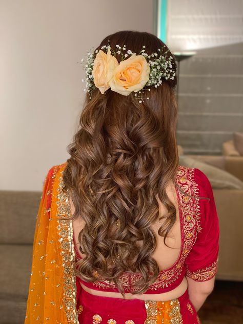 Reception Hairstyle, Floral Bun, Reception Hairstyles, Shower Makeup, Design Home Ideas, Hairstyles For Gowns, Hair Style On Saree, Flower Bun, Hairstyles Design