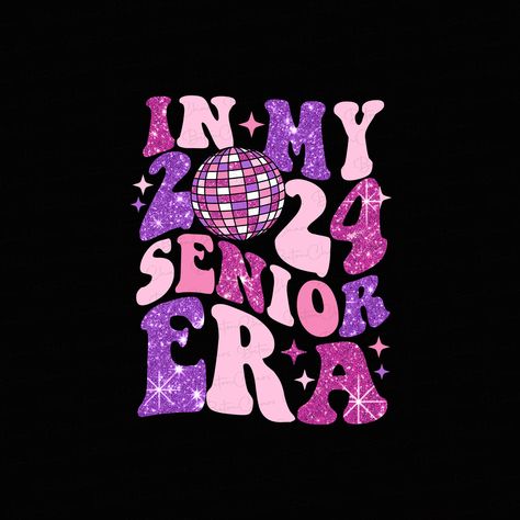 Class Of 2025 Poster Ideas, Class Of 2025 Shirt Ideas, Class Of 2024 Shirt Ideas, Seniors 2025, Senior Era, Letters Fonts, School Decoration, Show Your Work, Playlist Covers Photos