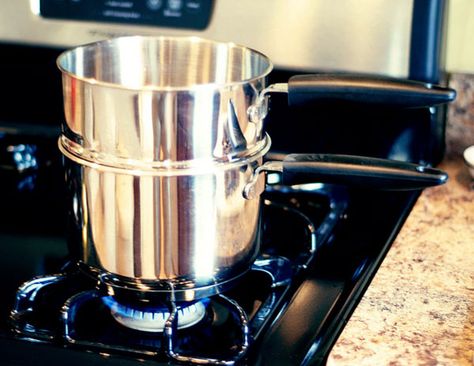 How to Make A Double Boiler - How to Set Up a Bain Marie - Homemade Double Boiler Double Boilers, Ceramic Mixing Bowls, Kitchen Guide, Cooking Thermometer, Pots And Pans Sets, Double Boiler, Granite Countertops Kitchen, Cooking School, Household Tips