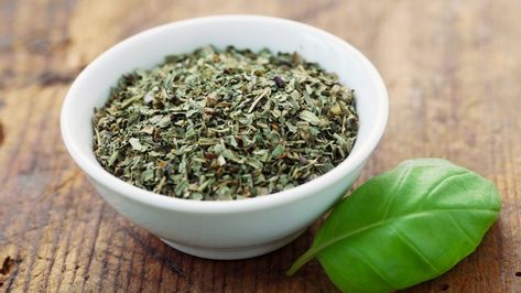 If your recipe calls for dried basil but you're fresh out, what should you do? There are actually several different ingredients you might use that could make an acceptable substitute. Krishna Tulsi, Basil Garden, Dry Basil, Dried Basil Leaves, Ocimum Basilicum, Drying Cilantro, Fresh Tomato Recipes, Dried Basil, Baking Substitutes