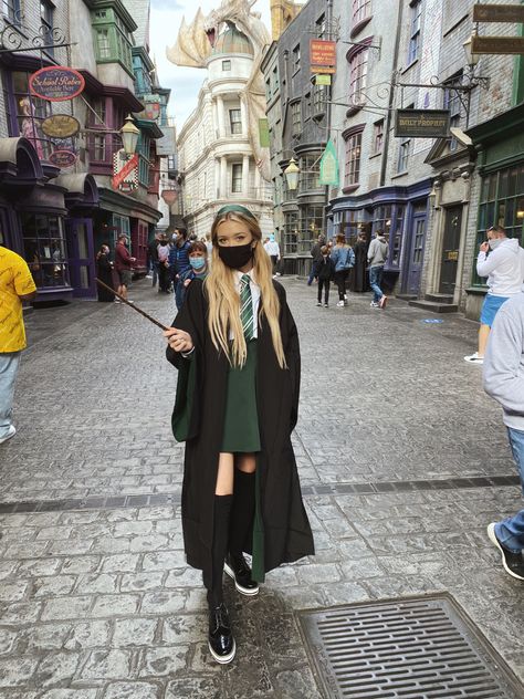 Diagon Alley Outfit, Slytherin Universal Outfit, Slytherin Outfit Universal Studios, Harry Potter Studios London Outfit, Harry Potter Theme Outfits, Harry Potter Park Outfit, Harry Potter World Outfit Summer, Wizarding World Of Harry Potter Outfit, Harry Potter Universal Outfit