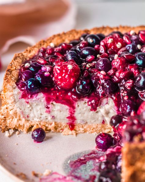 Creamy and indulgent baked vegan cheesecake! Gluten free, refined sugar free and coconut free. Rainbow Nourishments, Cheesecake With Berries, Vegan Tofu Recipes, Scrambled Tofu Recipe, Tofu Recipes Vegan, Vegan Cheesecake Recipe, Dairy Free Cream Cheese, Baked Cheesecake, Vegan Baked