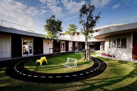 Thailand's Kensington International Kindergarten, in Bangkok, was built to rouse kids' imaginations. Curved walls swoop around the building so that kids don't feel boxed in by hard lines. Kindergarten Building, Rainbow Interior, Small Courtyards, Curved Walls, Business Insider, Nordic Design, Business Plan, Architect Design, Building Design