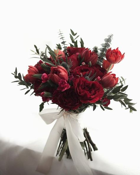 Red Roses And Peonies Bouquet, Handbouquet Wedding Rustic, Rustic Rose Bouquet, Red Fall Bouquet, Red Christmas Bouquet, Maroon Flower Bouquet, Red Flowers Bouquet Wedding, Red Tulip Wedding Bouquet, Maroon Bouquet Wedding