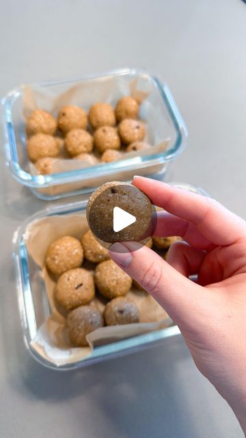 Claire Hodgins on Instagram: "These BANANA BREAD PROTEIN BALLS are a healthy sweet snack that are packed with protein! 🍌💛

Protein balls are my favorite snack to take on the go, whether I’m on a road trip, hiking, or just have a busy day! Pack them in your lunch for a delicious boost of protein 😋

I use @promix vanilla whey protein powder, its made with clean, simple ingredients and I LOVE the taste and texture! 🙌 you can use my discount code ‘CLAIRE’ to save 15% on Promix!

Here’s what you need to make them:
- 2 ripe bananas 
- 2 tbsp peanut butter
- 2 tbsp honey 
- 1 tsp vanilla extract 
- 2 cups oats (plus extra if needed)
- 3 servings @promix vanilla whey protein powder (discount code: CLAIRE)
- 1/2 tsp salt 
- 1 tsp cinnamon 
- 1/4 cup mini choc chips or chopped chocolate 

How to Peanut Butter Banana Protein Balls, Claire Hodgins, Diy Protein Bars, Peanut Butter Banana Oats, Protein Bars Homemade, Healthy Sweet Snacks, Banana Protein, Lunch Box Snacks, Healthy Banana Bread