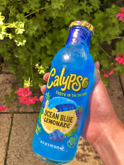 Aesthetic Summer Drinks, Calypso Drink, Blue Calypso, Blue Lemonade, Junk Food Snacks, Food Therapy, Pretty Drinks, Sweet Snacks Recipes, Food Drinks Dessert